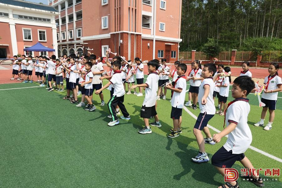 航模科普点亮少年飞天梦_学生放飞自己制作-FZ002946109